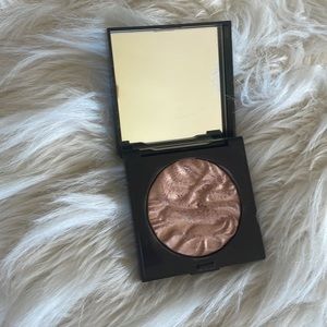 Laura Mercier face illuminator powder in the color Indiscretion.